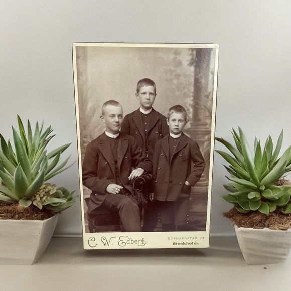 Vintage Photograph Of Three Boys By Photographer C. W. Edberg In 1892 - Picture 1 of 2